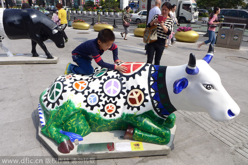 Artistic cow sculptures decorate Shanghai