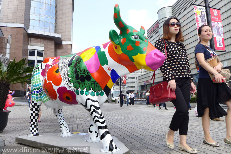Artistic cow sculptures decorate Shanghai