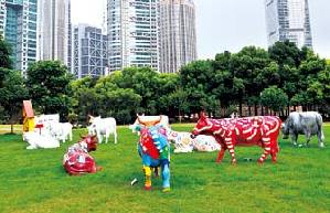 Artistic cow sculptures decorate Shanghai