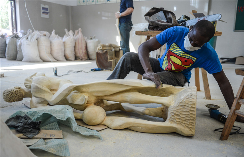 Int'l wood carving contest underway in E China