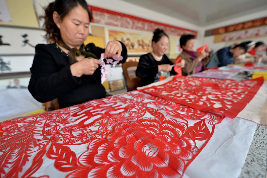 Paper cutting develops into cultural industry NE China