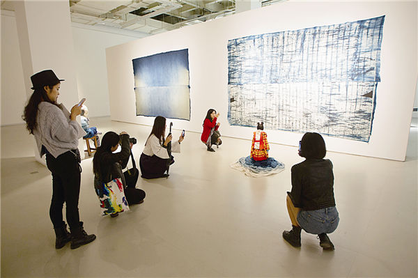 Shanghai Biennale divides media and art lovers