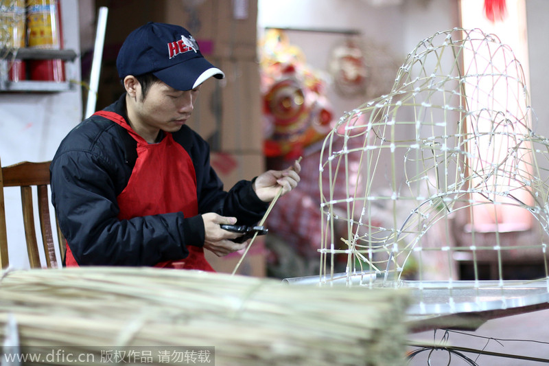 Old craft of making dancing lion mask preserved