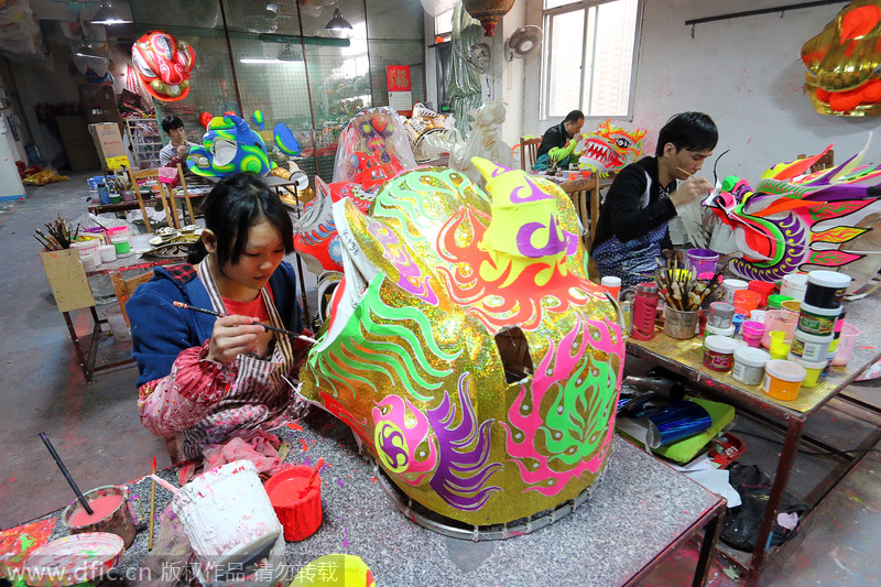 Old craft of making dancing lion mask preserved