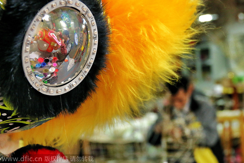 Old craft of making dancing lion mask preserved