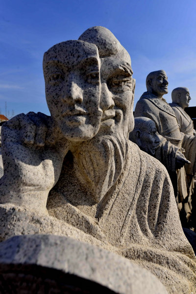 Former PLA pilot creates Silk Road statues for Italy