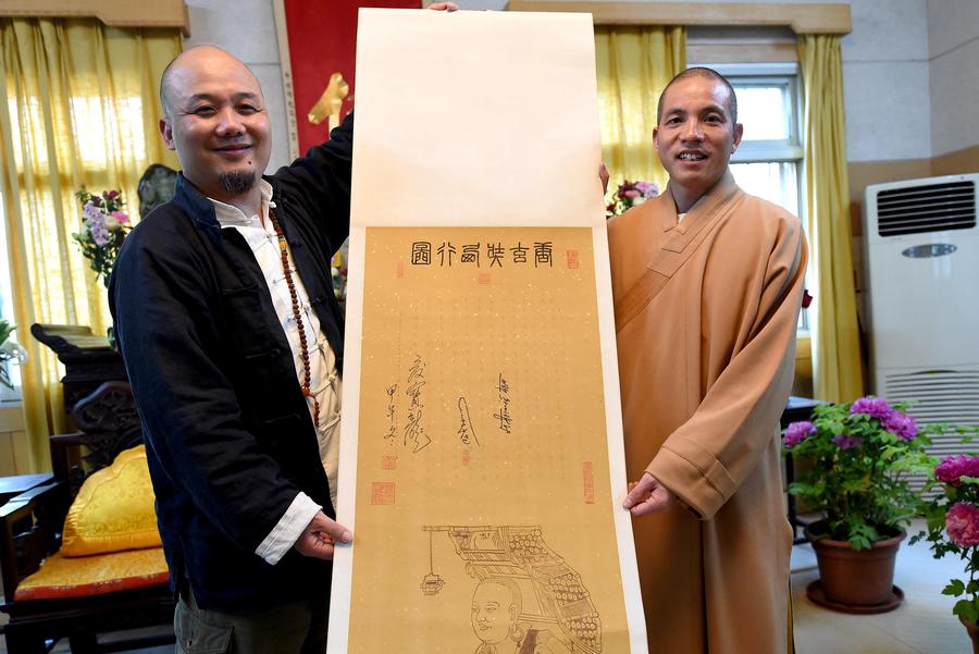 Inheritor of woodblock painting technique sends gift to Baima Temple