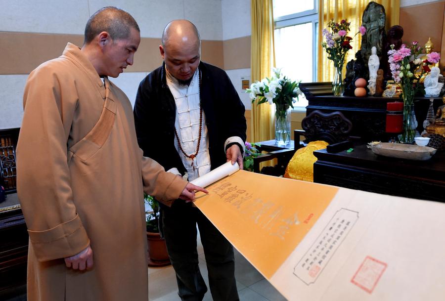 Inheritor of woodblock painting technique sends gift to Baima Temple