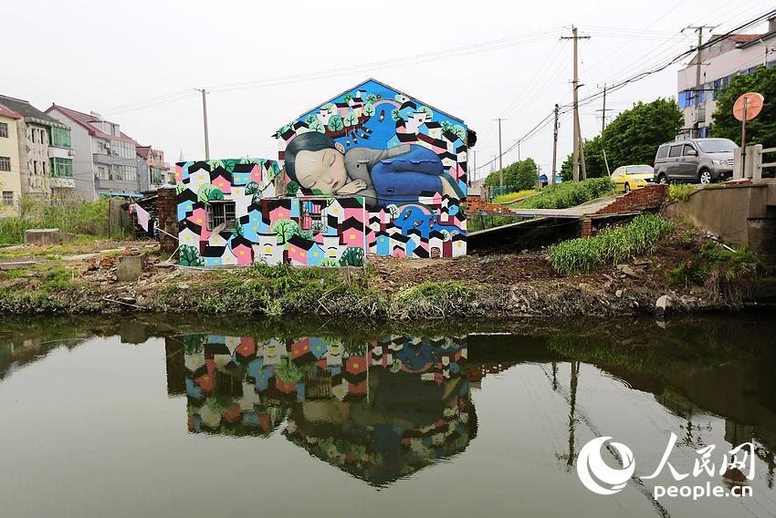 French street artist beautifies cottages in Shanghai