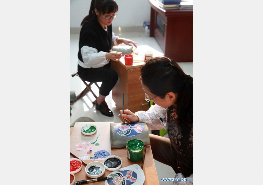 Tile paintings created in Shandong, E China