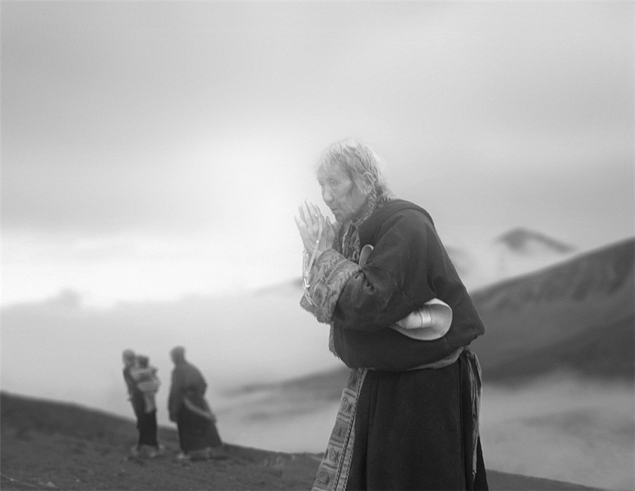 Stunning images of devout Tibetan Buddhist pilgrims