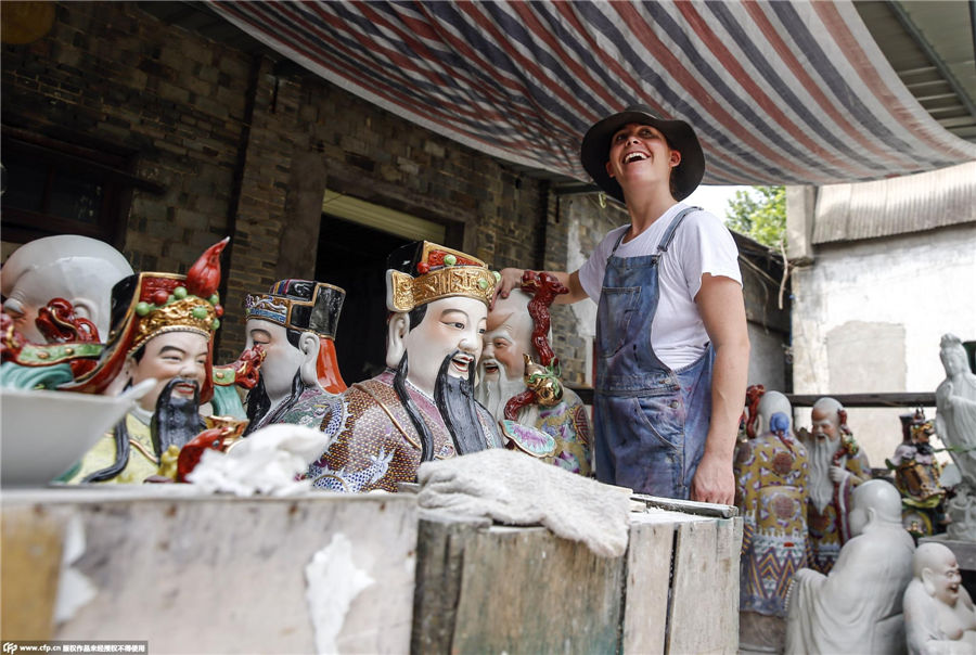 Pottery artists mold their dreams at Jingdezhen