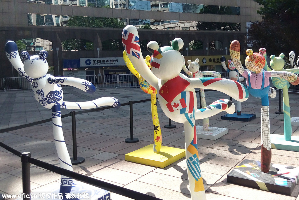 Dancing cat statues adorn Beijing street