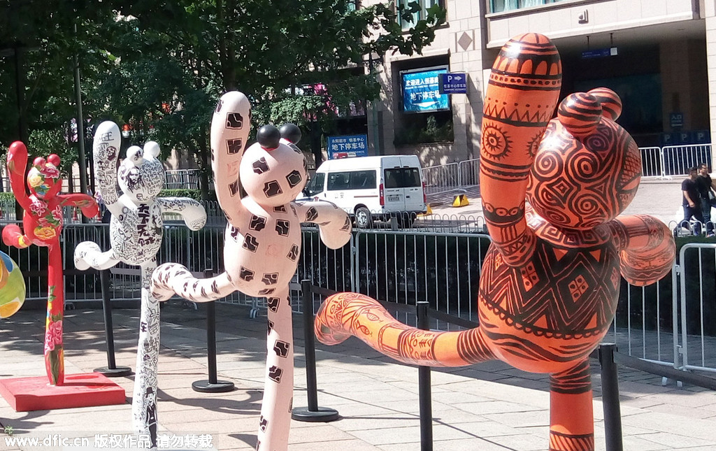 Dancing cat statues adorn Beijing street