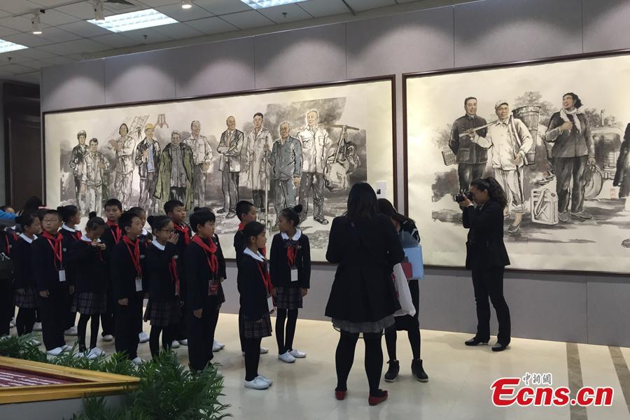 Curtain rises on art exhibition of 'China's pacesetters'