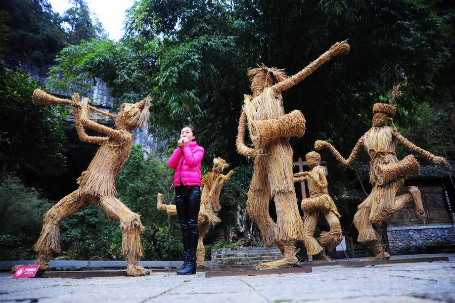Straw art festival held in Chongqing