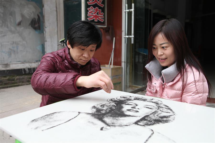 35-year-old barber draws with pieces of hair in C China