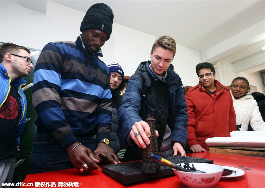 MIT students savor Chinese woodblock art in Tianjin