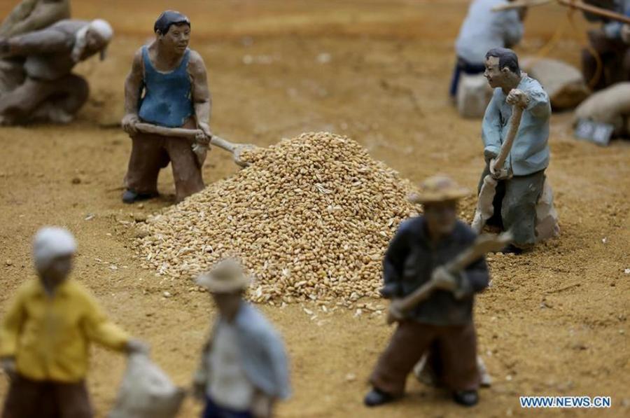 Clay sculptures about rural life exhibited in Linyi