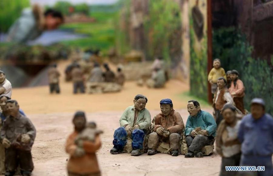 Clay sculptures about rural life exhibited in Linyi