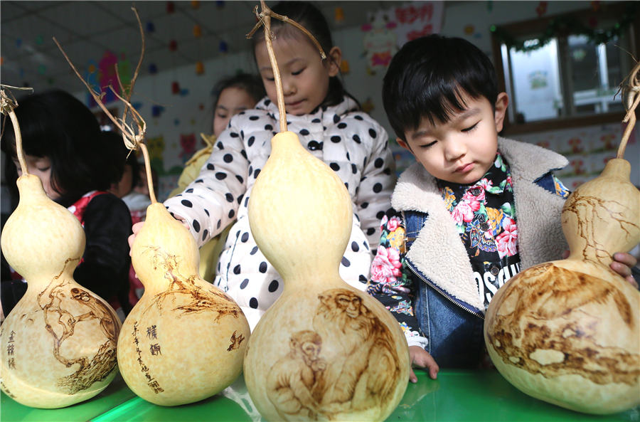 Folk artist makes handicrafts themed Monkey King to greet lunar year