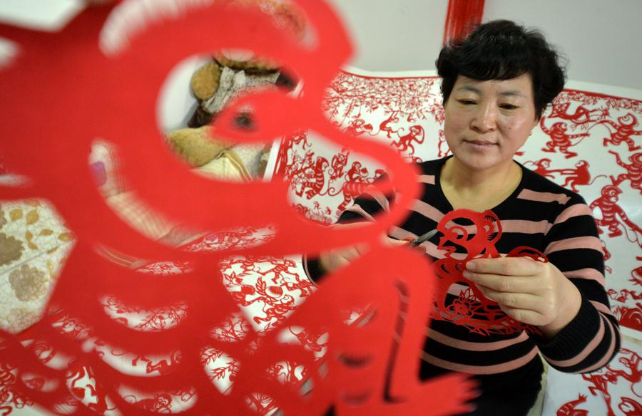 Folk artist makes paper-cut monkeys to celebrate new year