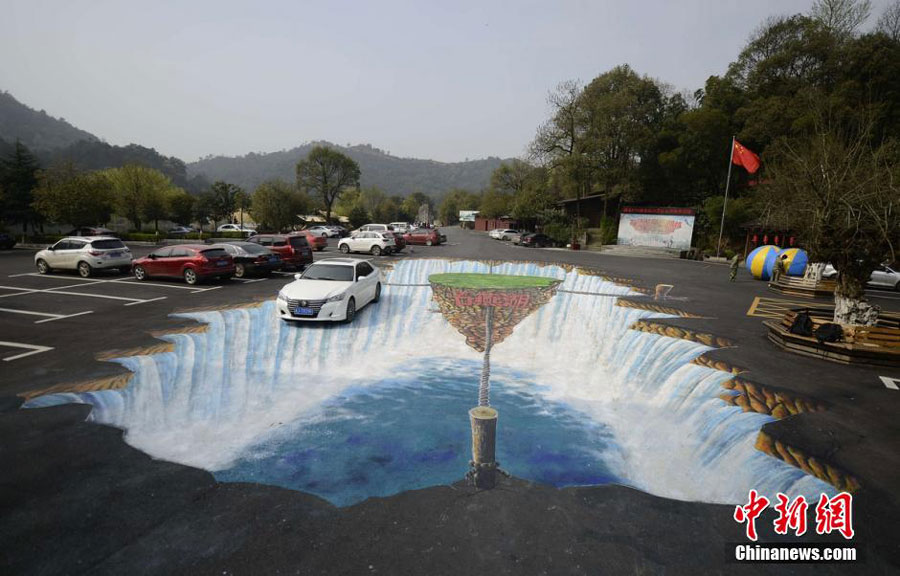 3D painting of giant waterfall debuts in Changsha