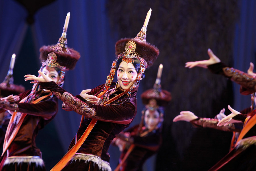 Historical dance drama wows Beijing