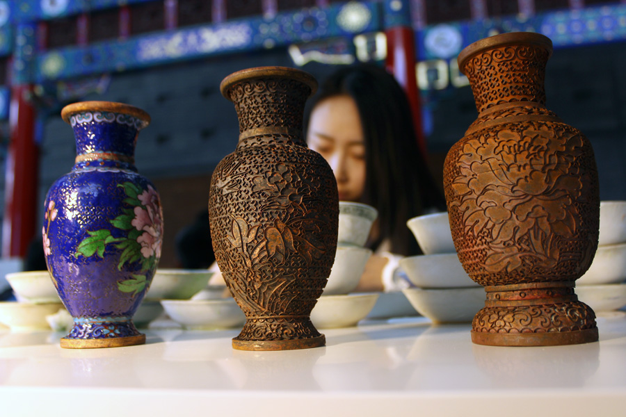 Exhibition shows eight marvelous handicrafts of Beijing