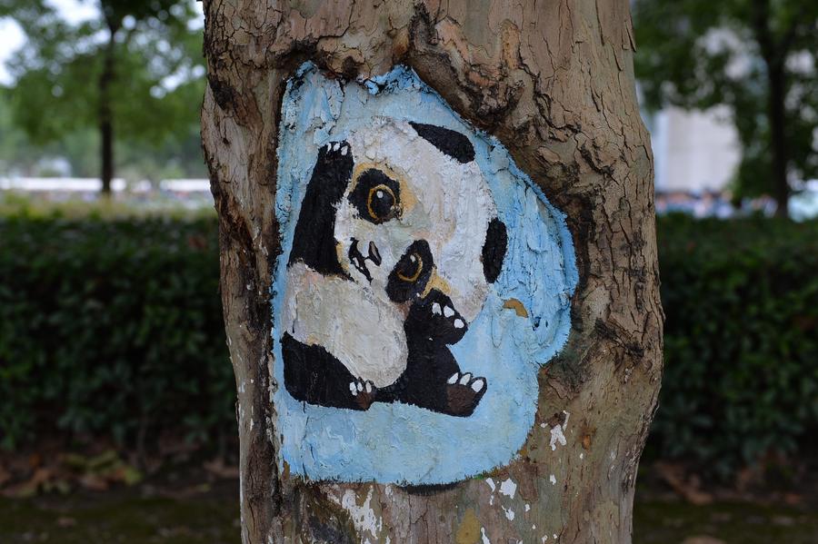 Tree hollow paintings created to greet freshmen