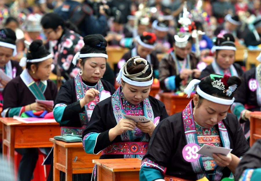 Contestants participate in embroidery contest, S China