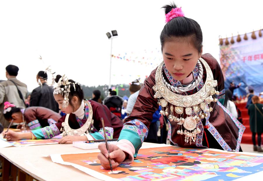 Contestants participate in embroidery contest, S China