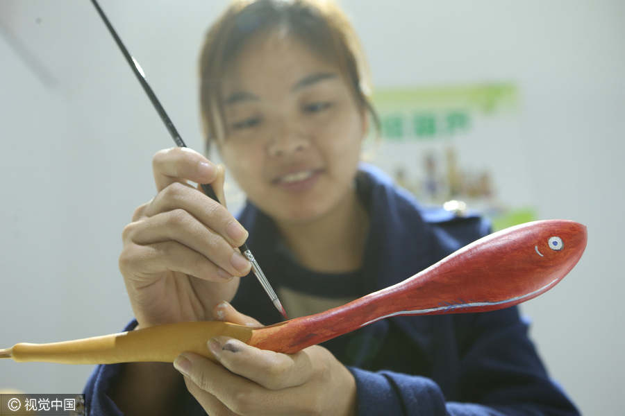 Gourd creative crafts showcased in Shanghai