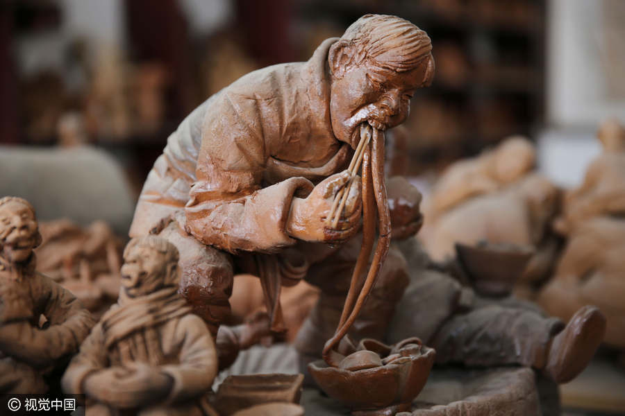 Artist in Xi'an keen on making clay sculptures