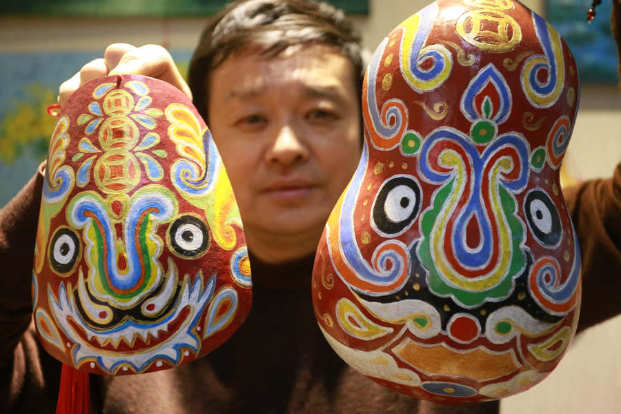 Zhengzhou folk artist creates exquisite gourd carvings