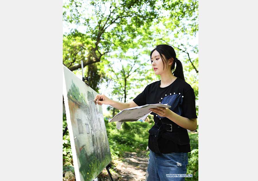 Girl records old streets with oil paintings in Chongqing