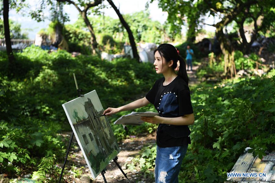 Girl records old streets with oil paintings in Chongqing