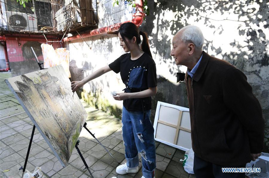 Girl records old streets with oil paintings in Chongqing