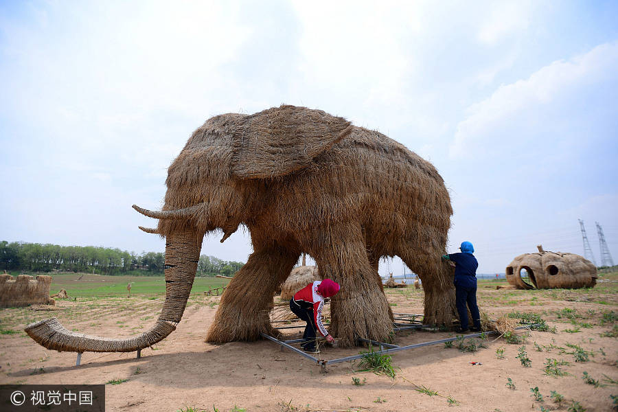 Straw sculptures attract visitors in Shenyang