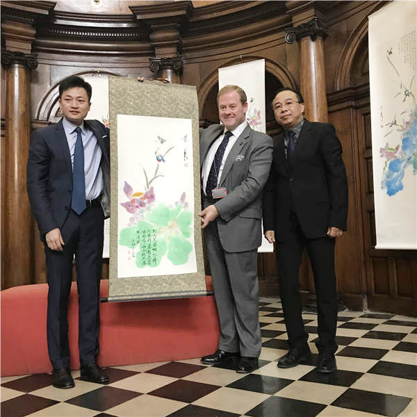 Chinese artist showcases paintings in Ireland