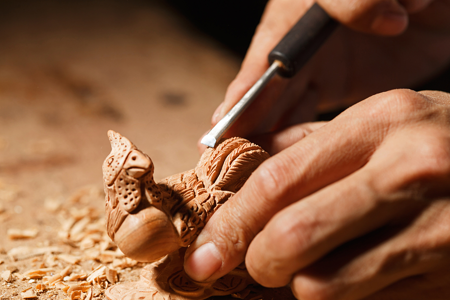 African wood carving artists inspired by Chinese art