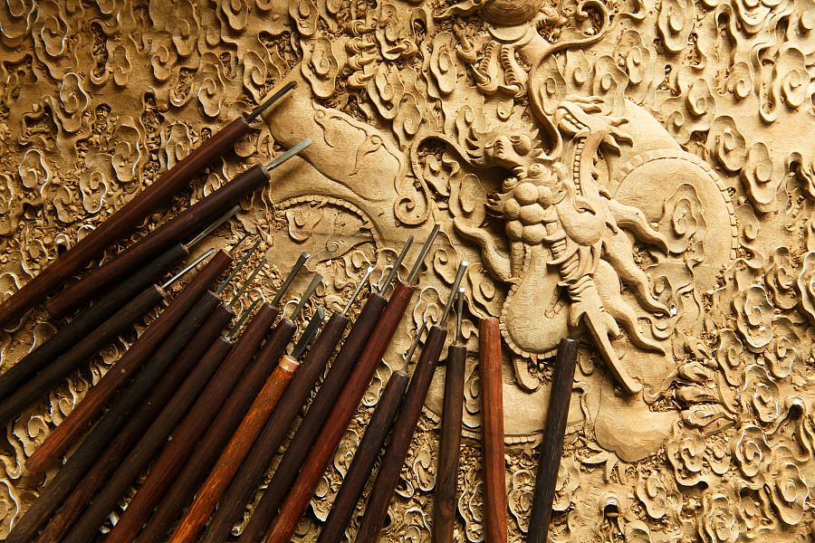 African wood carving artists inspired by Chinese art