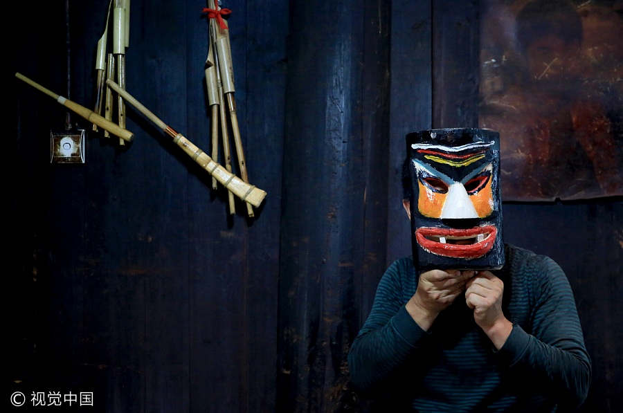 Miao craftsman passes on Manggao mask-making techniques