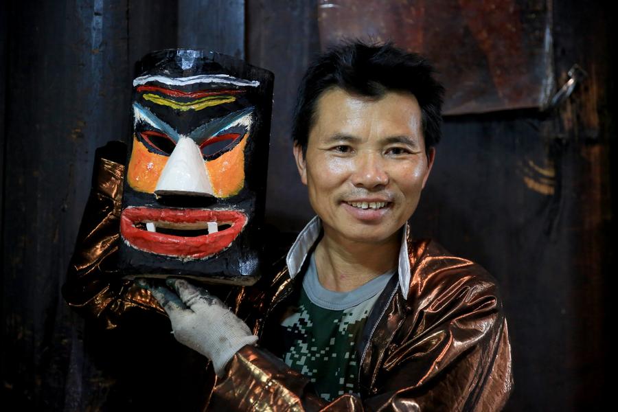 Miao craftsman passes on Manggao mask-making techniques