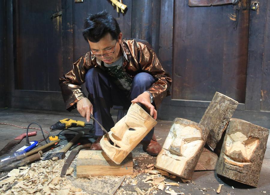 Miao craftsman passes on Manggao mask-making techniques