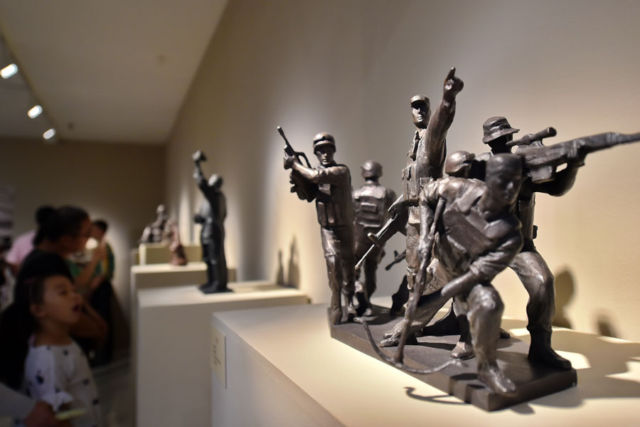 Military sculptors carve history into art