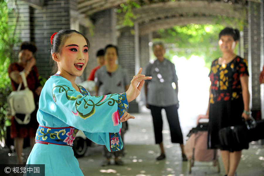 Girl's dedication to Peking Opera art