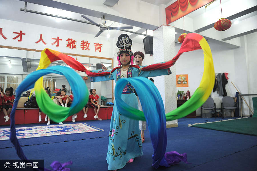 Girl's dedication to Peking Opera art