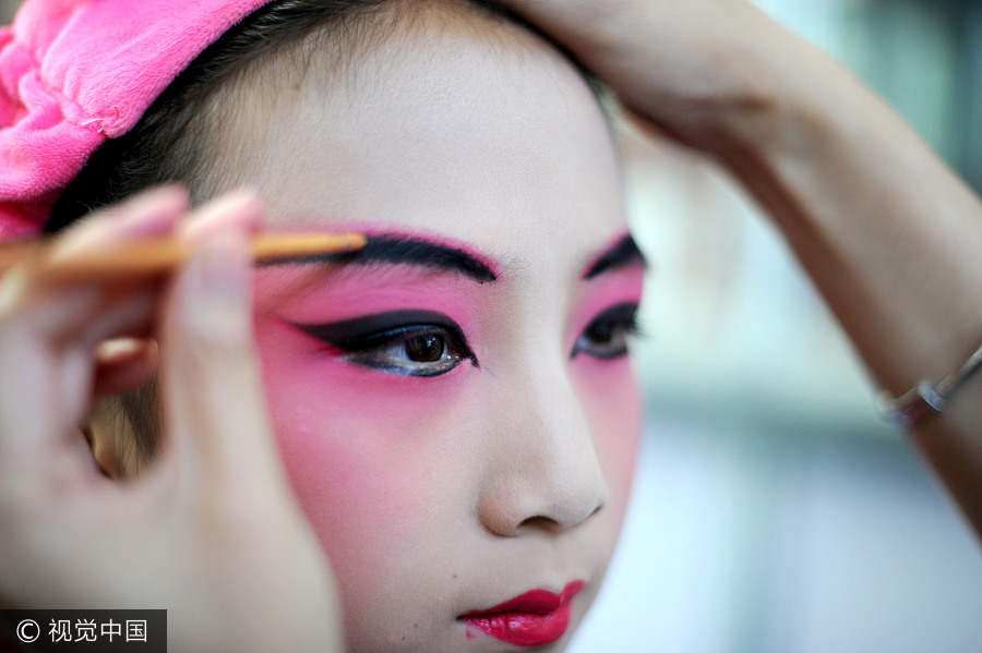 Girl's dedication to Peking Opera art