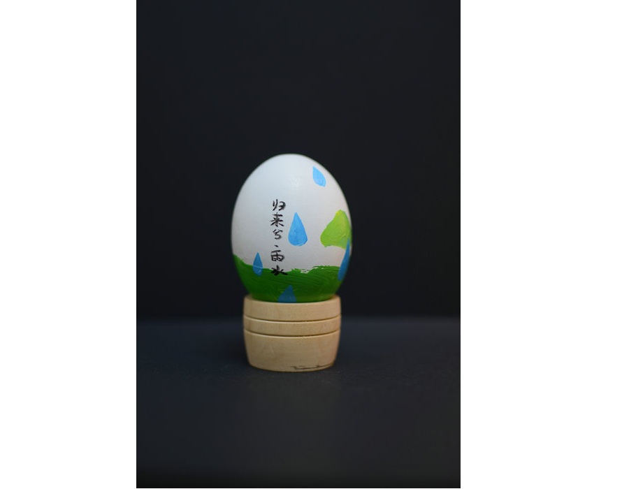 Young artist swaps conventional canvas for eggshells